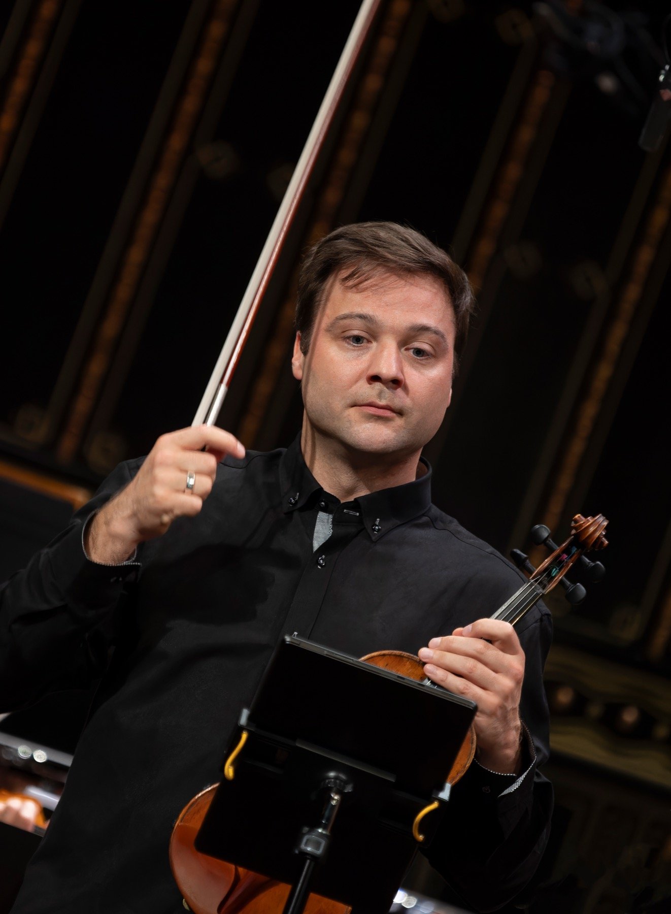 László Mező holding cello bow during a Budapest concert