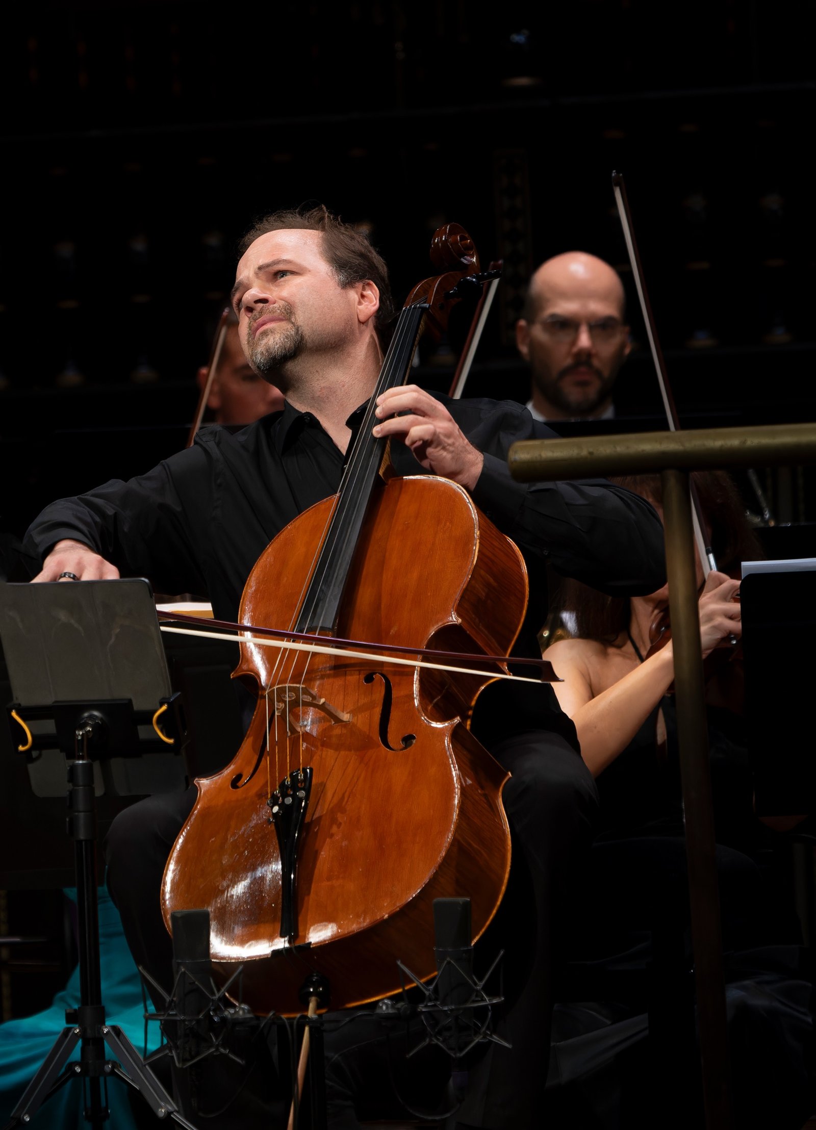 László Mező performing with cello onstage in Budapest